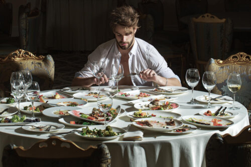 muž s hromadou talířů