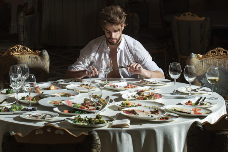 muž s hromadou talířů