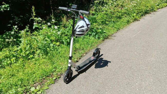 koloběžka s přilbou